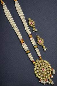 Ensemble collier long et pendentif Mala en or doré, orné de perles Kundan et de perles Moti, avec boucles d'oreilles assorties – Bijoux ethniques indiens traditionnels - Product Image 2