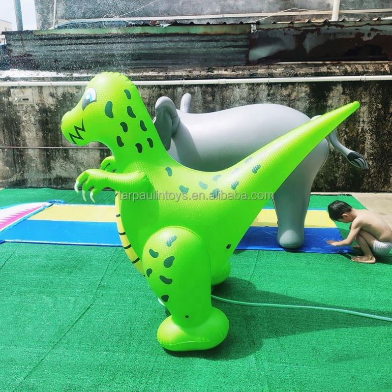 Водяной спрей с динозавром на открытом воздухе