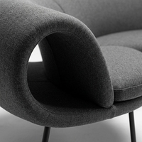 Canapé modulaire incurvé en tissu gris foncé moderne à une place avec pieds en métal, design minimaliste italien, super confortable, rembourré en éponge
