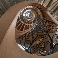 Escalier en colimaçon moderne en bois sur mesure fabriqué en usine dans le Jiangsu avec marches en bois massif pour villas de luxe