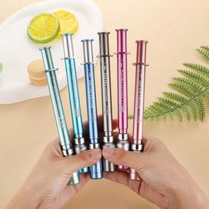 Bolígrafo de punta redonda personalizado al por mayor con diseño de jeringa de simulación, geometría deformada y ancho de escritura de 0.5mm, ideal para vacunación activa. - Product Image 3