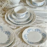 Service de vaisselle en porcelaine bleue à motifs floraux baroques européens avec design en dentelle en relief, ensemble de tasses et d'assiettes vintage pour mariage