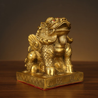 Figurine de Bête Gardienne en Laiton, Vente Directe Usine Personnalisée, avec Relief en Relief et Accent Rouge, Base Carrée, pour Cadeaux et Décoration Intérieure