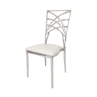 Chaise d'hôtel contemporaine en acier inoxydable en gros avec pieds sabre durables et stables, dossier solide pour salles de mariage et usage commercial