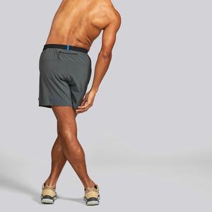 Pantalones cortos de compresión negros con efecto fruncido en glúteos para mujer y hombre, ideales para entrenamiento y running. - Product Image 6