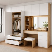 Armoire sur mesure en bois blanc grainé, du sol au plafond, avec coiffeuse et miroir – Offre spéciale