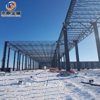 Entrepôt industriel préfabriqué en structure légère en acier, atelier, hall d'usine avec construction par soudage, bâtiment d'ingénierie