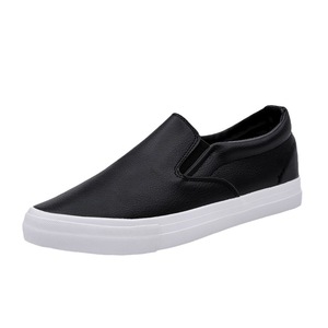 Un par de zapatillas de suela blanda de color blanco para niños y niñas, aptas tanto para niños como para niñas, estilo casual y relajado. - Product Image 1