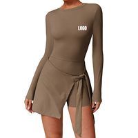 Ensemble de tenue de sport 2-en-1 pour femme : jupe de tennis unie sans dos et combinaison de sport à manches longues avec short intégré