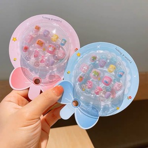 เล็บปลอมสำหรับเด็กแบบกดติด 12 ชิ้น ลายสี่เหลี่ยมสั้นน่ารัก ผลิตจากวัสดุ ABS เป็นมิตรต่อสิ่งแวดล้อม พร้อมกำไลข้อมือสไตล์คาวาอิ สำหรับตกแต่งเล็บ - Product Image 3