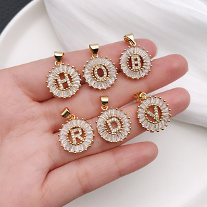 Colgante de Halo con Inicial de Zirconia Baguette, Medallón Redondo de 15x21mm en Tono Dorado con Anilla para Creación de Joyas con Nombre - Product Image 3