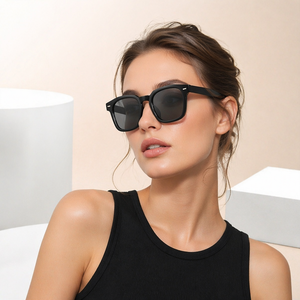 Occhiali da Sole Donna Stile Influencer di Alta Gamma, Perfetti per Instagram, con Montatura Nera Sottile, Design Trendy Rosso a Punta Piatta, Protezione UV400 - Product Image 1