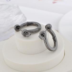 Pendientes Unisex Empress Dowager Vivienne con Letra Bolt, Estilo Punk Saturno, con Zirconia en Engaste de Bisel, Joyería de Aleación de Lujo Ligero y de Moda para Hombre - Product Image 3