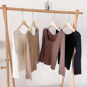 Top térmico de manga larga para mujer con sujetador incorporado, forro polar tejido, ajuste ceñido y acolchado, capa base de invierno con almohadillas para el pecho - Product Image 1