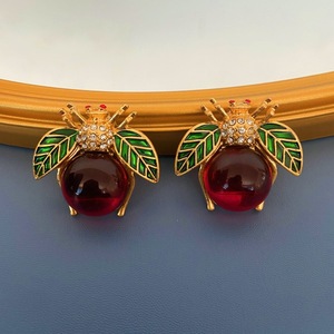 Boucles d'oreilles <span class=keywords><strong>vintage</strong></span> individuelles et élégantes en forme d'insecte, boucles d'oreilles rétro en cristal rouge en forme de <span class=keywords><strong>coccinelle</strong></span> - Product Image 1