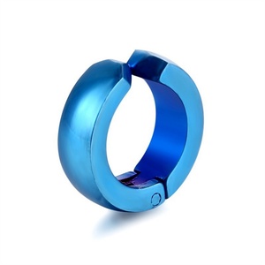 Joyería Antideslustre de Alta Calidad, Aretes de Acero Inoxidable Coloridos con Clip para Hombre - Product Image 5