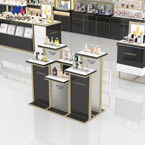 Espositore di Lusso Nero e Oro a Più Livelli per Profumi, Vetrina Cosmetica per Negozi e Boutique - Product Image 1