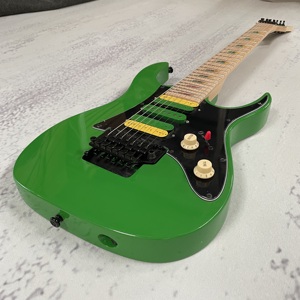 Guitarra Eléctrica de 7 Cuerdas con Cuerpo Negro, Puente Dorado, Pastillas HSH, Cuerpo Personalizable, Diapasón de Palisandro, Envío Rápido - Product Image 2