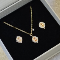 Parure de bijoux Ilona Champagne CZ en cuivre plaqué or 14 carats, style rétro soleil éclatant, collier pendentif et boucles d'oreilles clous pour femme