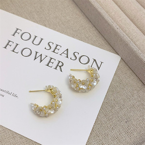 Boucles d'oreilles créoles en forme de fleur avec perles blanches exquises pour femmes, design moderne en forme de C, accessoires de bijoux pour l'oreille - Product Image 3