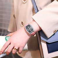 Montre pour femme à bracelet carré en cuir tendance, avec diamants, forme tonneau, grands chiffres et cadran facetté