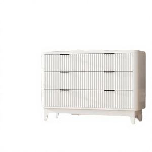 Commode moderne blanche à 6 tiroirs en bois cannelé large, avec prise électrique intégrée, design profilé incurvé, meuble TV modulaire, organisateur de placard de villa spacieux - Product Image 4