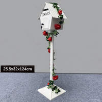 Sculpture de boîte aux lettres en métal peinte vintage |   Boîte aux lettres autoportante colorée de 120 cm avec décor floral |   Boîte à lettres pour accessoires photo de mariage