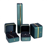 Boîte à bijoux rectangulaire carrée luxueuse à bordure dorée, boucle dorée, emballage personnalisable en cuir PU et velours pour pendentif