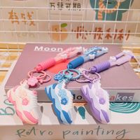 En gros, porte-clés et pendentifs de sac en PVC, figurines de dessin animé mignonnes, petits cadeaux, thèmes voiture, baskets, chaussures Sakura
