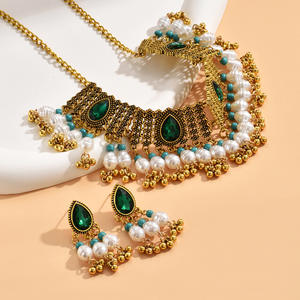 Set di Gioielli Indiani Classici Placcati Oro Manna 2 Pezzi con Cristalli e Strass, Collana con Perle Pendenti e Orecchini per Anniversari e Feste Femminili - Product Image 5