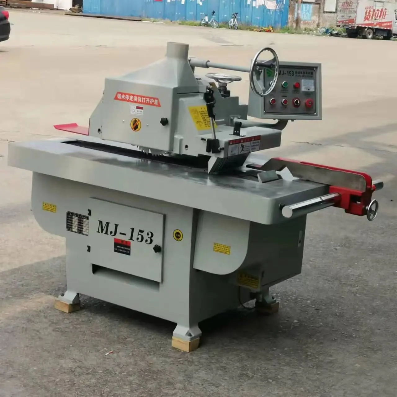 Rip Saw High Speed Wood Cutting Machine 3 Phase Straight Line Rip Saw For Sawing Plank