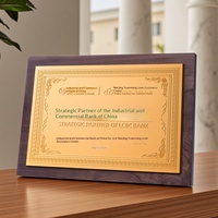 Médailles et plaques en bois massif gravées sur mesure avec design gratuit pour récompenses honorifiques et événements commémoratifs