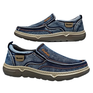 Chaussures décontractées pour hommes en toile de style vieux Pékin, mocassins en jean délavé, chaussures légères à semelle souple pour papa, chaussures en toile à enfiler - Product Image 1