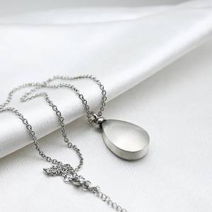 Collier de portrait d'animal de compagnie personnalisé avec urne en chaîne avec empreinte de patte pour les amoureux des chiens et des chats Bijoux de crémation Cadeaux pour les amoureux des animaux de compagnie - Product Image 1