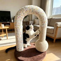 Arbre à chat mignon en forme de U avec arche en peluche, poteau à gratter en sisal coloré, boule suspendue, mobilier interactif pour chat