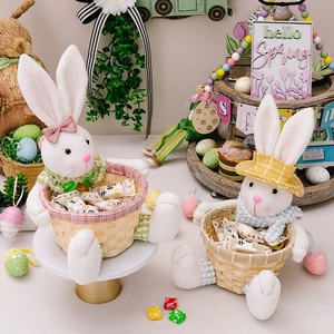 Muñeco de conejo con decoración redonda de Pascua con cesta de dulces para almacenamiento de huevos y símbolo de fertilidad - Product Image 1