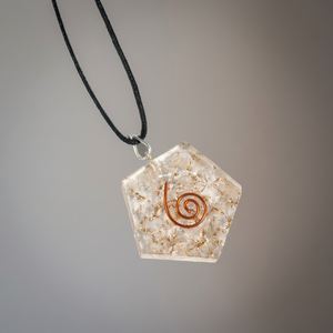 Pendentif en Orgone de Quartz Pentagon avec Cristaux Rozrin et Spirale en Cuivre Gravée, Bijou Pendule de Guérison Feng Shui - Product Image 2