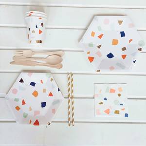 Ensemble d'assiettes et de tasses jetables de style INS, 7 pouces, 9 pouces, prix super bas pour les fêtes de mariage, d'anniversaire et de festival - Product Image 1