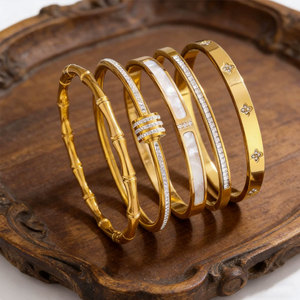 สร้อยข้อมือและกำไลแฟชั่นสแตนเลสสตีล 316L กันน้ำ ป้องกันการหมอง ชุบทอง 14K 18K ดีไซน์เนอร์ สำหรับผู้หญิง - Product Image 3