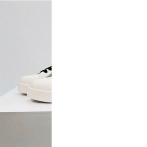 Vente directe d'usine de chaussures décontractées en cuir véritable blanc à la mode avec lacets noirs et semelle épaisse - chaussures de marque luxueuses - Product Image 1