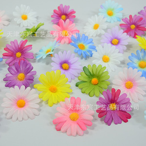 Fleurs artificielles en polyester colorées de 6 cm de la marque Dongchen Crafts, idéales pour la décoration de mariage, la décoration de la maison et les accessoires pour cheveux. - Product Image 4