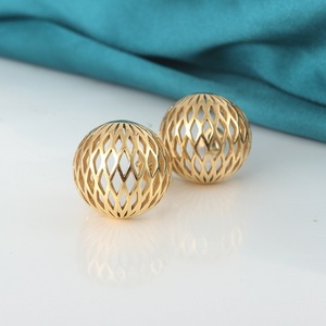 Yunnique Boucles d'oreilles à motif géométrique en diamant, plaqué or 18 carats, en acier titane, pour les trajets quotidiens des femmes - Product Image 3