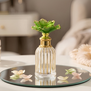 Botella de Perfume de Vidrio Facetado Recargable con Tapa Floral Dorada y Tapa Artesanal Glaseada para Decoración y Exhibición de Fragancias en el Hogar - Product Image 4