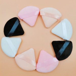 Al por mayor Borla de maquillaje triangular de terciopelo para polvos, con pegatina de San Valentín de regalo, marca privada - Product Image 2