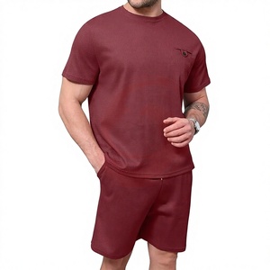 Ensemble de survêtement décontracté pour homme, t-shirt et short, tenue athlétique confortable pour la salle de sport, streetwear et mode décontractée, impression de logo personnalisée - Product Image 1