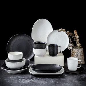 Plat et <span class=keywords><strong>assiette</strong></span> modernes ronds en <span class=keywords><strong>porcelaine</strong></span> <span class=keywords><strong>noire</strong></span> et blanche mats classiques assiettes à dîner en céramique pour la maison de restaurant - Product Image 6