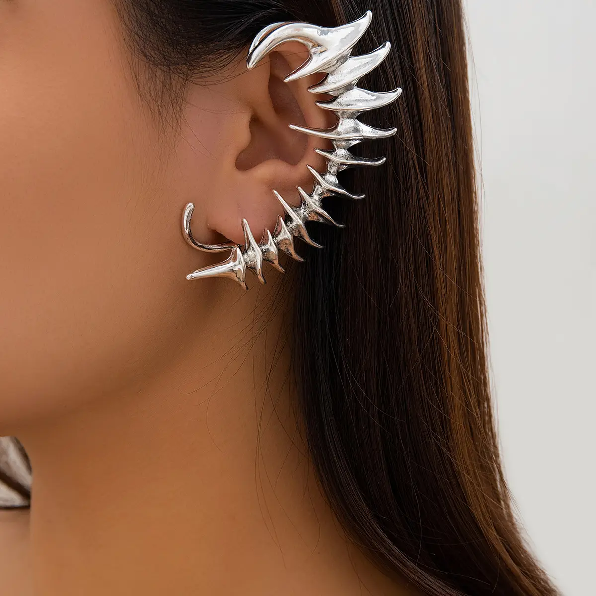 2024 Modeschön für Damen individueller Großhandel 18K Gold plattiert Wirbel-Spiegel Damen Ohrenschellen nicht durchbohrte minimale Ohrclip-Ohrringe