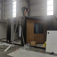 Maison conteneur préfabriquée extensible 20 pieds 40 pieds, éco-responsable et à économie d'énergie, villa moderne multi-chambres pour l'extérieur