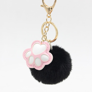 Venta al por mayor Rainbow Pom Cat Paw Print Fluffy Furball Llaveros Felpa Faux Fur Ball Cat Huellas Llavero - Product Image 4