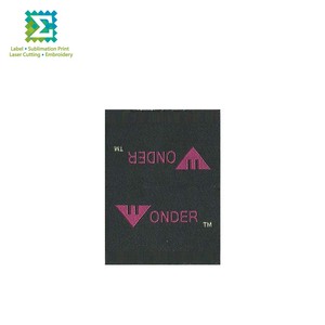 Étiquettes de soin tissées pliées au centre, lavables, en polyester - Product Image 2